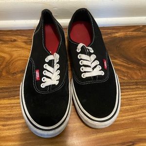 BLACK AUTHENTIC STYLE VANS